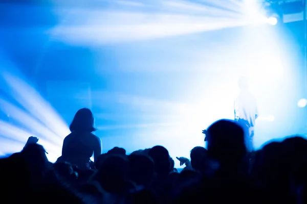 Silhouette di folla concerto di fronte a luci di scena luminose — Foto Stock
