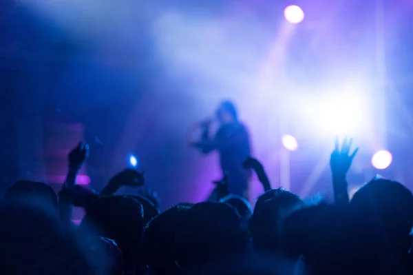 Silhouette di folla concerto di fronte a luci di scena luminose — Foto Stock