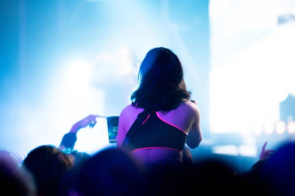 Silhouette of concert crowd in front of bright stage lights — Stock Photo, Image