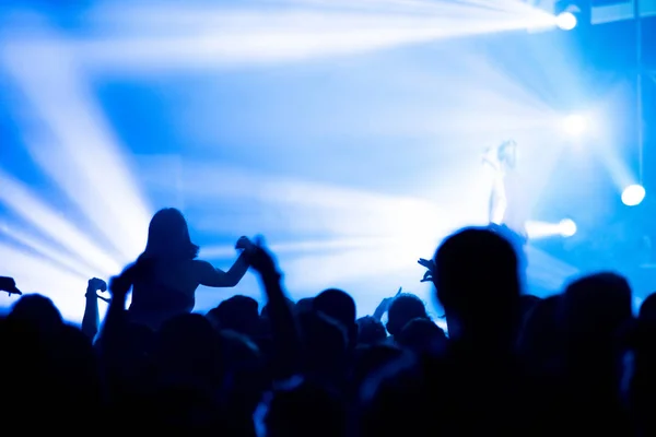 Silueta koncertního davu před jasnými jevištními světly — Stock fotografie