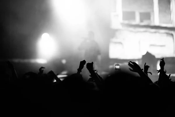 Силуэт концертной толпы перед яркими огнями сцены — стоковое фото