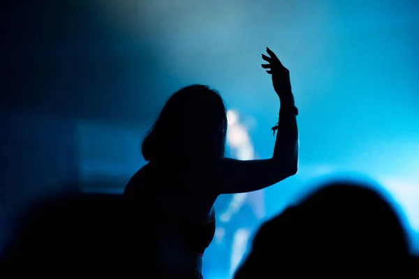 Silhueta de multidão de concerto na frente de luzes de palco brilhantes — Fotografia de Stock