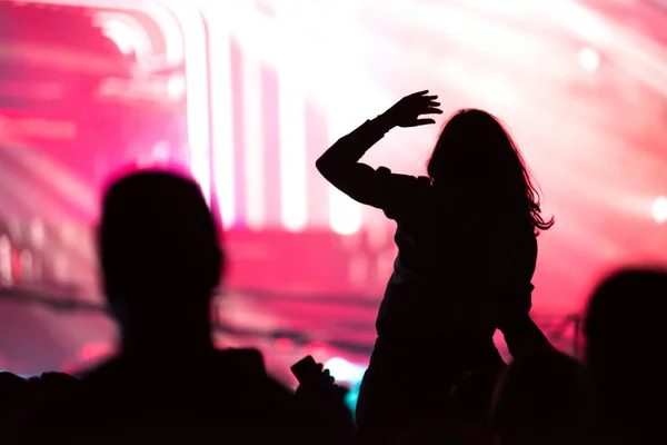 Pohled zezadu na siluetu ženy na koncertě — Stock fotografie