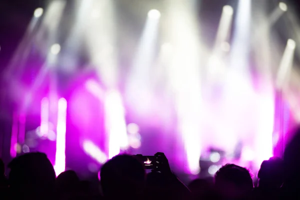 Οπίσθια όψη του πλήθους με υψωμένα χέρια σε μια συναυλία — Φωτογραφία Αρχείου