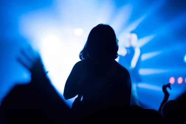 Silhouette di folla concerto di fronte a luci di scena luminose — Foto Stock