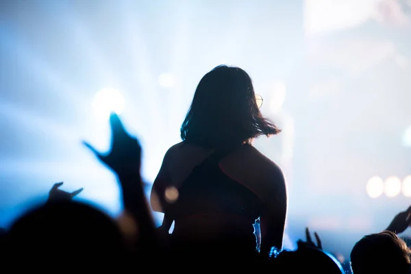 Silhouette of concert crowd in front of bright stage lights — Stock Photo, Image
