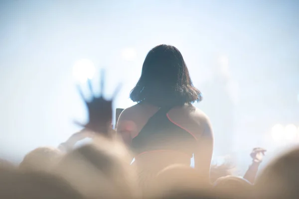 Silhouette di folla concerto di fronte a luci di scena luminose — Foto Stock