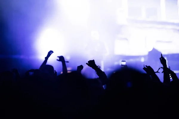 Sylwetka tłumu koncertowego przed jasnymi światłami sceny — Zdjęcie stockowe