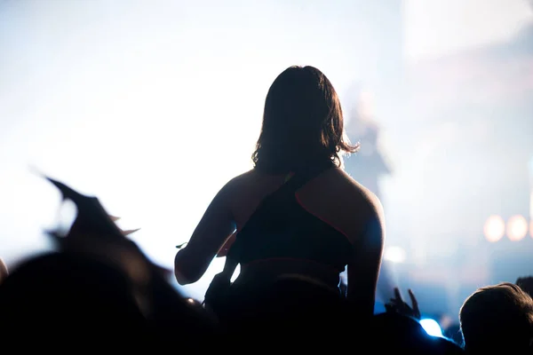 Silhouette of concert crowd in front of bright stage lights — Stock Photo, Image