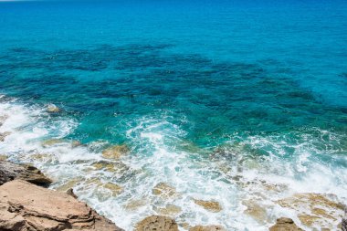 Kayalık sahil şeridi kırma dalgalar