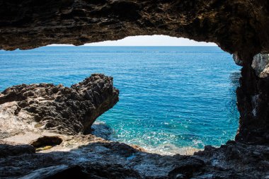 Deniz Manzaralı bir mağara üzerinden