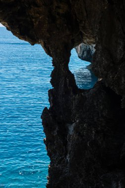 Deniz Manzaralı bir mağara üzerinden