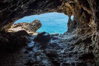 Deniz Manzaralı bir mağara üzerinden