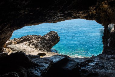 Deniz Manzaralı bir mağara üzerinden