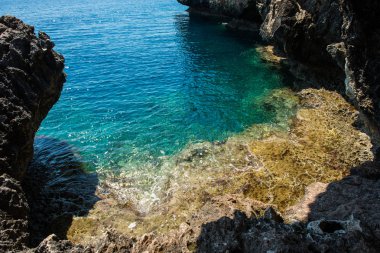 Deniz Manzaralı bir mağara üzerinden