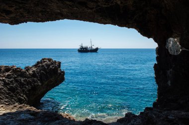Korsan gemisi denize yelken. Bir mağara görüntülemek