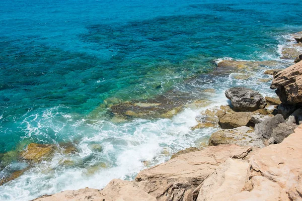 Waves crushing rocky coastline — Stock Photo, Image