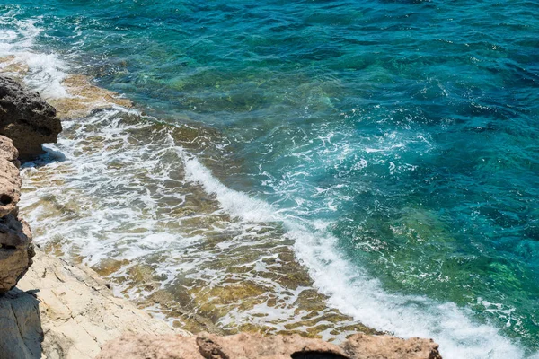 파도 바위 해안선을 분쇄 — 스톡 사진