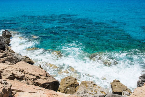 Waves crushing rocky coastline — Stock Photo, Image