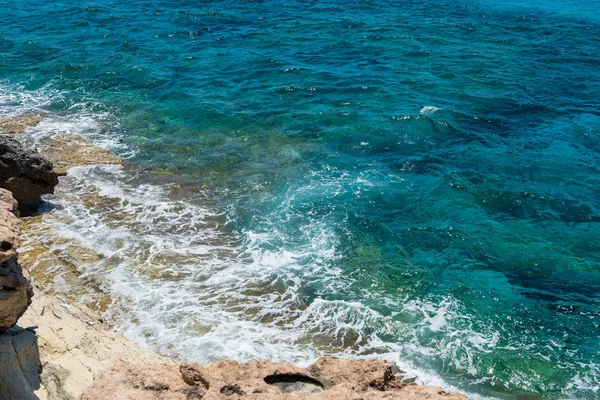 Waves crushing rocky coastline — Stock Photo, Image