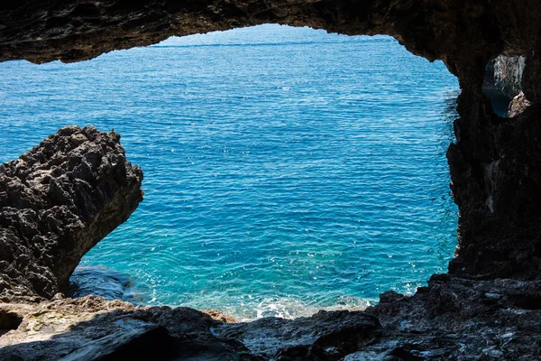 Havsutsikt från en grotta — Stockfoto