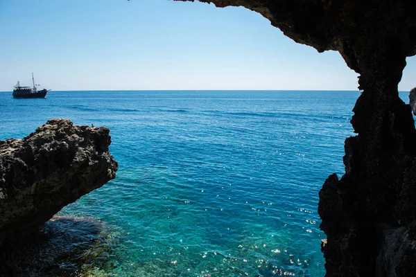 Вид на море из пещеры — стоковое фото