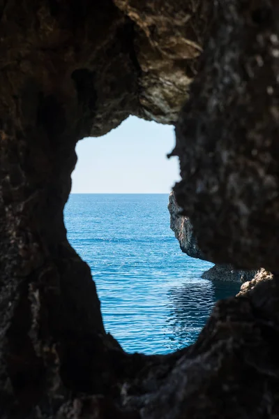 Vista mar de uma caverna — Fotografia de Stock