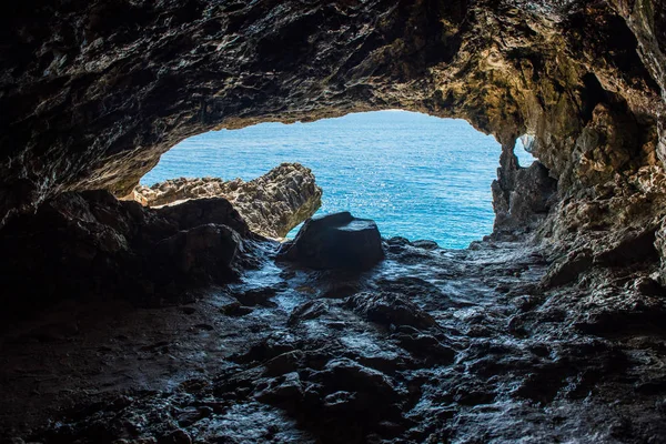 Meerblick aus einer Höhle — Stockfoto