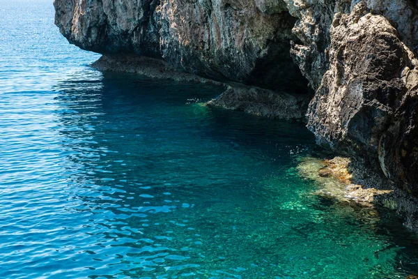 Vedere la mare dintr-o peșteră — Fotografie, imagine de stoc