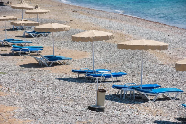 海滩上的日光浴床和雨伞 — 图库照片