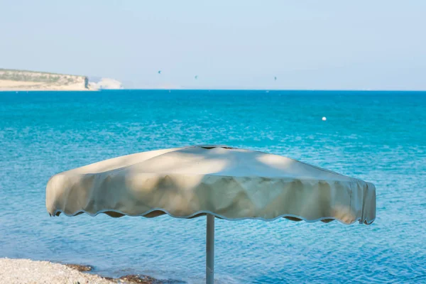 Sun umbrella on the beach, sea in the background — Stock Photo, Image