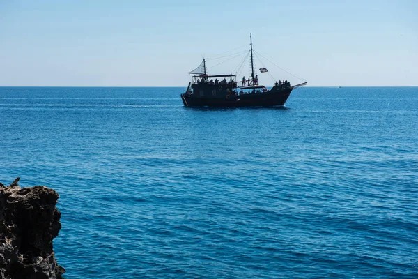 Piratskepp segling i havet. Visa från en grotta — Stockfoto