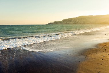 Dalgalar deniz ve plaj gün batımında
