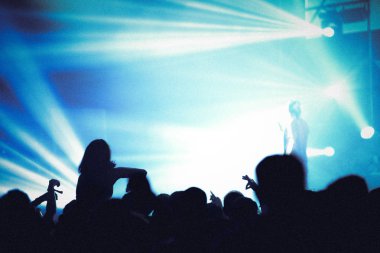 Parti kalabalık bir konserde
