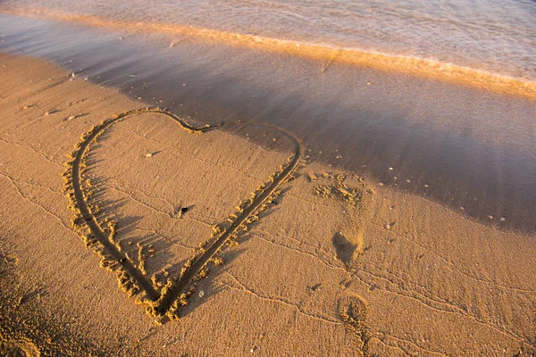 Herz auf Sand gezeichnet — Stockfoto