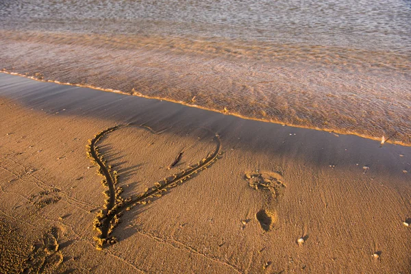 Coração desenhado na areia — Fotografia de Stock