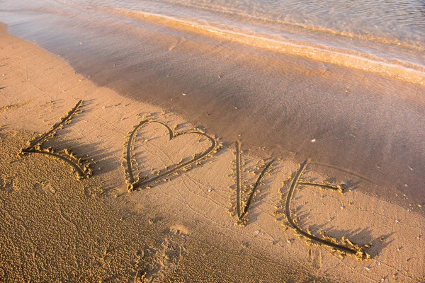 Palavra de amor escrita na areia — Fotografia de Stock