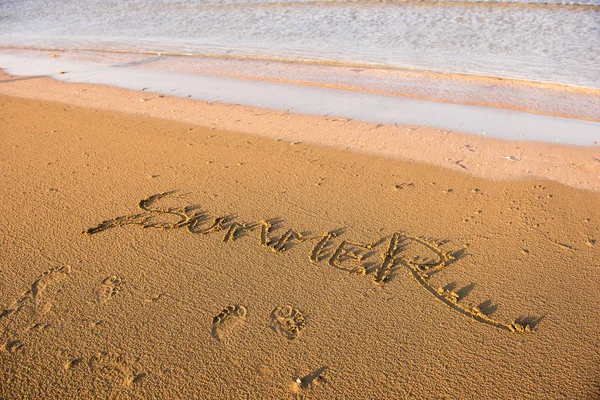 Palabra de verano escrita en arena — Foto de Stock