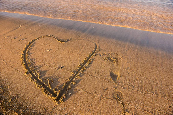 Hjärtat ritat på sand — Stockfoto