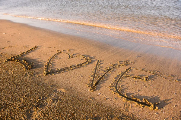 Palavra de amor escrita na areia — Fotografia de Stock