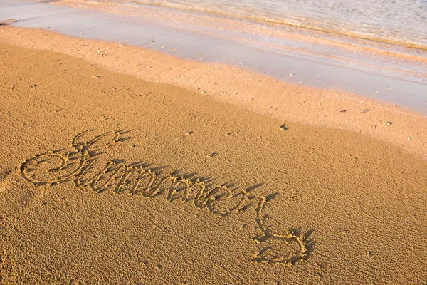 Palavra de verão escrita na areia — Fotografia de Stock