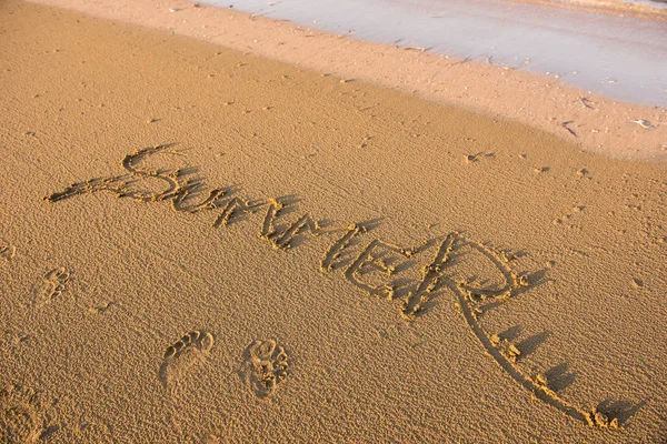 Palabra de verano escrita en arena — Foto de Stock