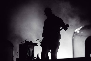Sahne ışıkları bir gitarist silüeti