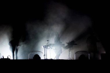 Canlı konser. Sahne Alanı'nda sanatçıların siluet