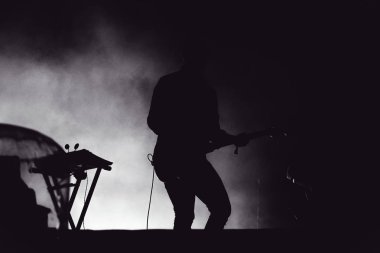 Sahne ışıkları içinde yaşamak oynarken gitarist