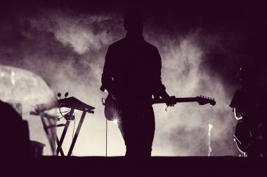 Sahne ışıkları içinde yaşamak oynarken gitarist