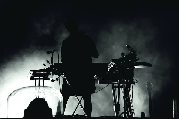 Silhouette of a keyboardist in stage lights — Stock Photo, Image