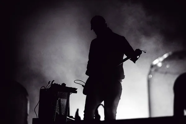 Silhuetten av en gitarrist i scenbelysningen — Stockfoto