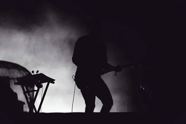 Guitarrista tocando en directo en luces del escenario —  Fotos de Stock