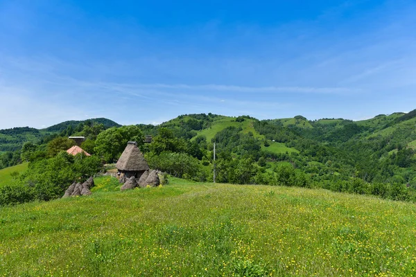 Paisagem rural verde nas montanhas — Fotografia de Stock